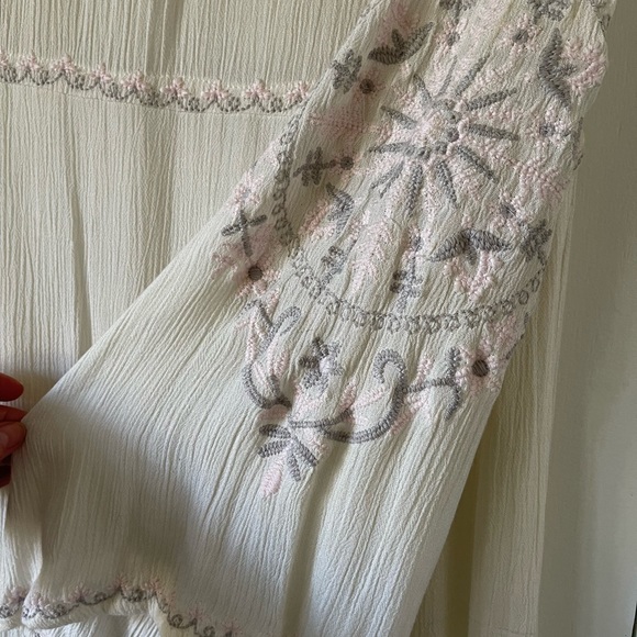 Free people white embroidered dress. Excellent condition, never worn. - Picture 2 of 3